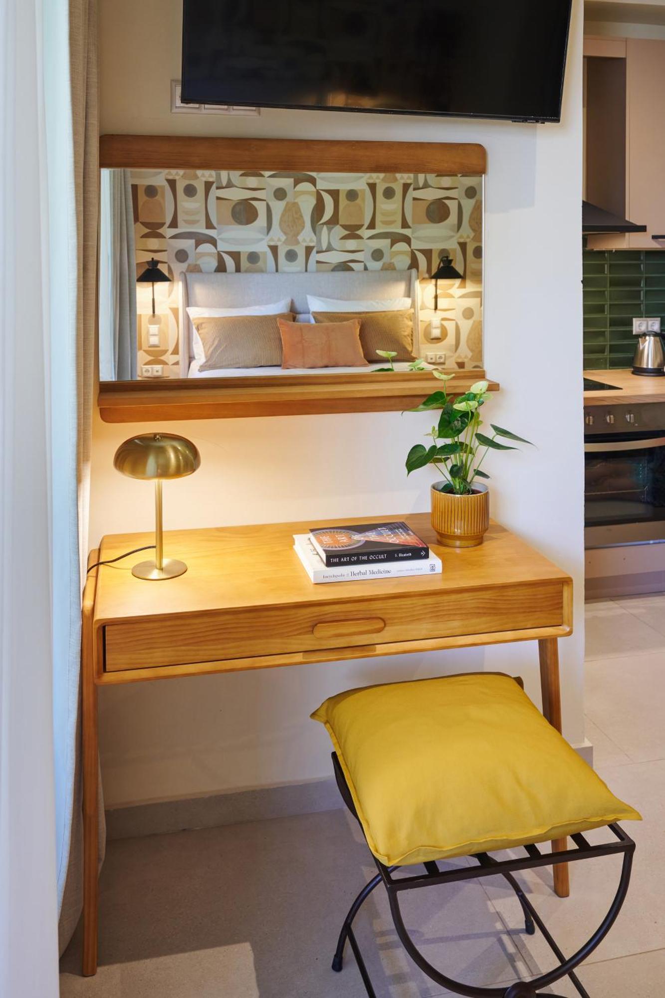 Rastoni Acropolis Uniquely Located Stylish Apartment *